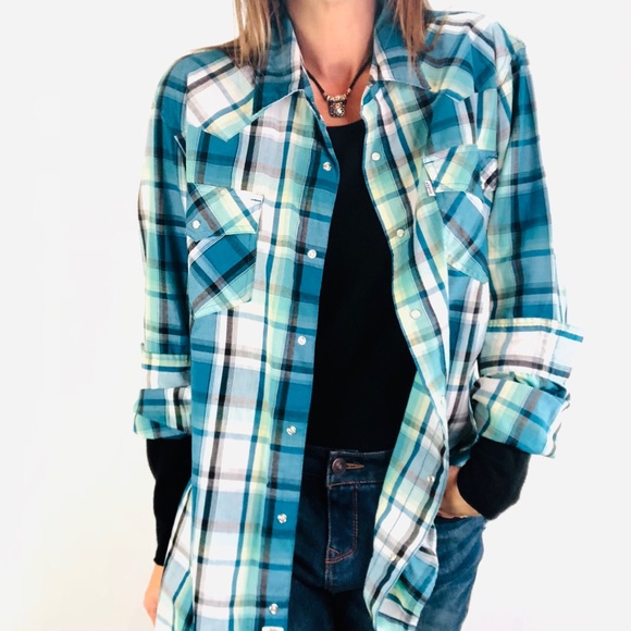 Levi's Other - Levi’s shirt Sz L Mens/Women’s plaid snap western